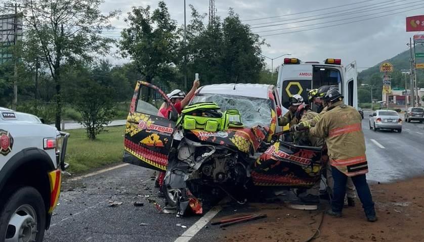 Conductor queda prensado tras estrellamiento en Santiago