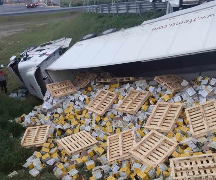 Vuelca tráiler en Libramiento y Carretera a Laredo