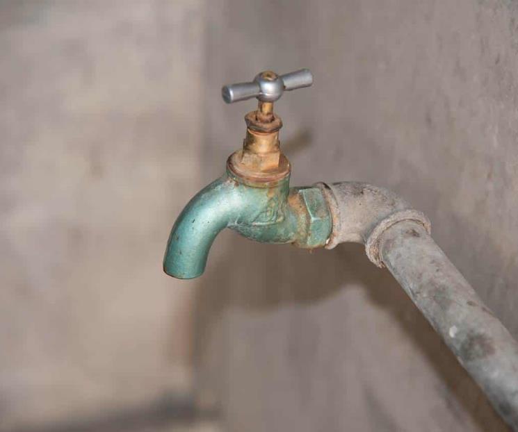 ¿Por qué no debes tomar agua de la llave?