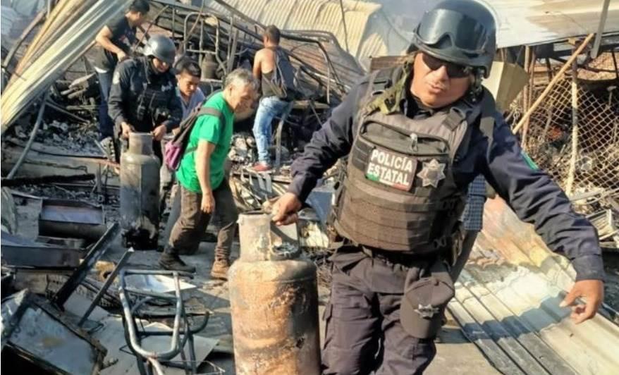 Incendio consume nave del mercado central de Acapulco