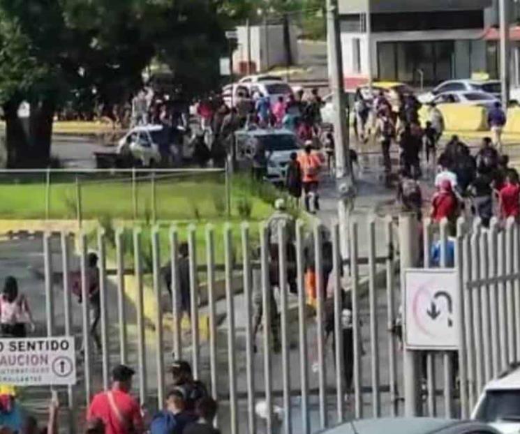 Migrantes ingresan a la fuerza a EUA por puente de Matamoros