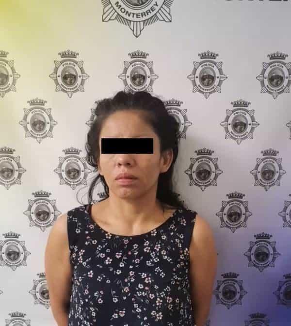 Mujer intentaba salir de tienda sin pagar en Monterrey