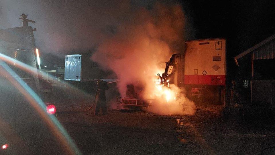 Se incendia tráiler en Allende