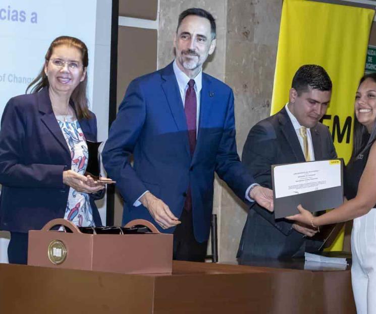 Gradúan a nueva generación de agentes de cambio
