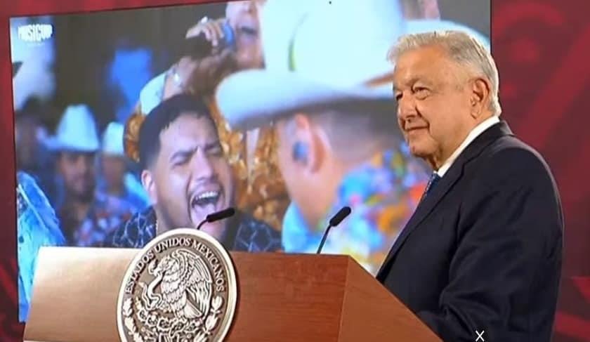 AMLO dedica canción Ya supérame a opositores