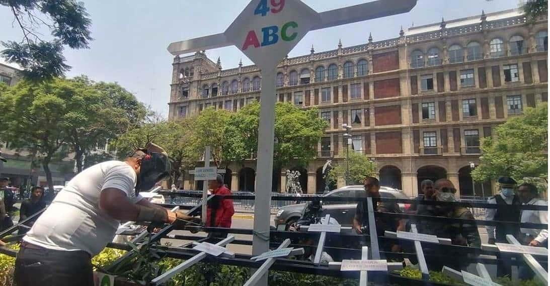 Recolocan cruces en memoria de la Guardería ABC