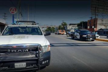 Arrolla ambulancia a peatón y después huye en Monterrey