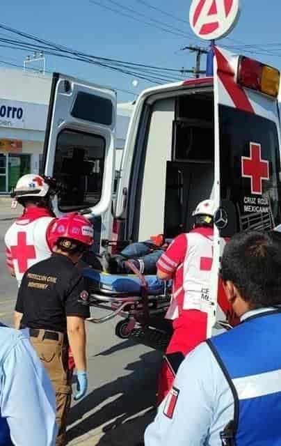 Elementos del Departamento de Investigaciones, intentan ubicar una ambulancia particular, que arrolló a un peatón, al circular en contra por los carriles exclusivos de la Ecovia, en la Colonia Moderna