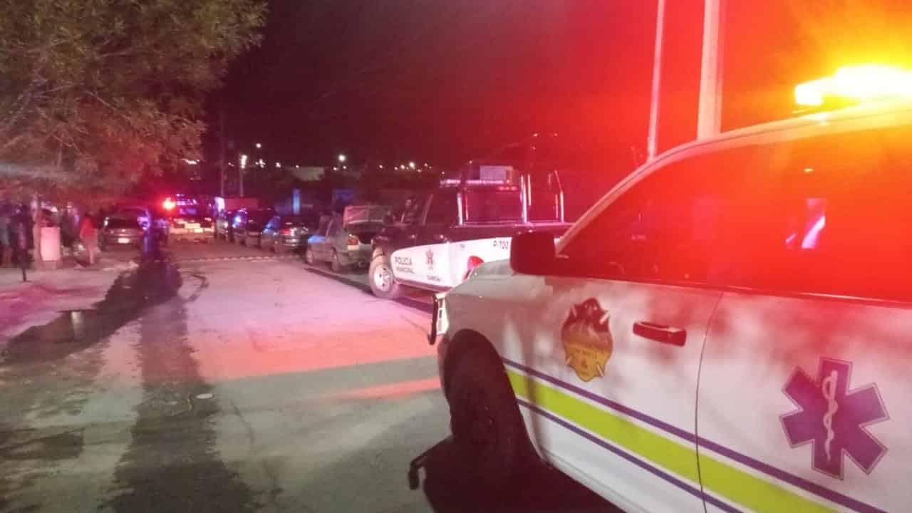 De al menos dos balazos en la cabeza fue ejecutado un comerciante en un mercado rodante de la Colonia Valle de San Blas, el domingo en el municipio de García, donde se escucharon al menos 10 detonaciones de arma de fuego