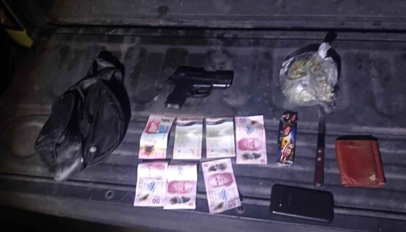 En el momento en que realizaba una necesidad fisiológica en la vía pública, un hombre fue detenido por oficiales de la Secretaría de Seguridad y Protección a la Ciudadanía de Monterrey, al encontrarle un arma de fuego y hierba verde con las características de la marihuana, en la Colonia Valle de Infonavit, al norponiente de la ciudad