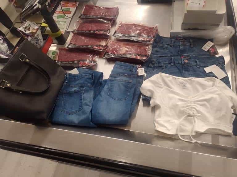 Al intentar salir de una tienda departamental sin pagar la mercancía que llevaba, una mujer fue detenida por elementos de la Secretaría de Seguridad y Protección a la Ciudadanía de Monterrey, en la Colonia Puerta de Hierro