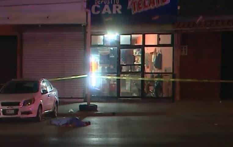 Al cruzar una avenida, un hombre falleció atropellado por un automovilista que tras los hechos se dio a la fuga, la noche del lunes en la Colonia Ixtlera, municipio de Santa Catarina