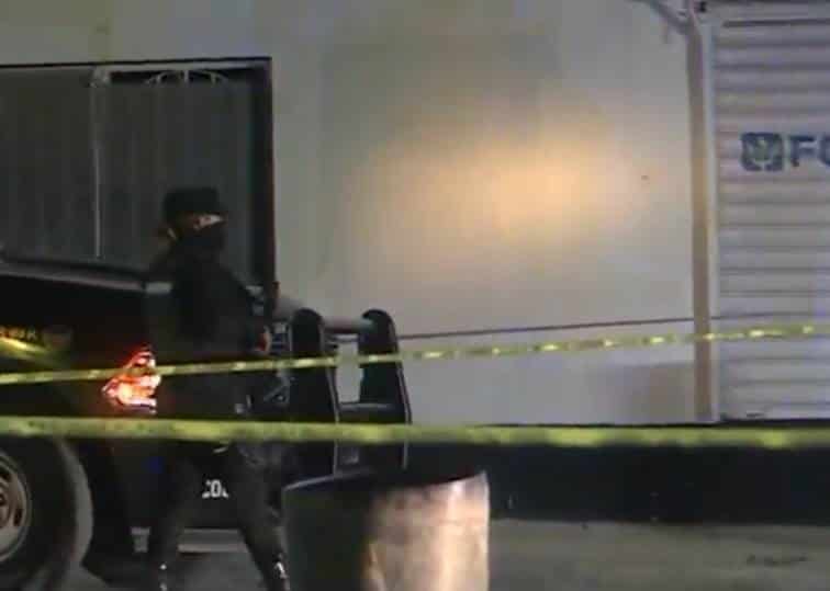En el momento en que ingería bebidas embriagantes en la vía pública afuera de un depósito, un joven fue lesionado a balazos por hombres armados que viajaban en una motocicleta, en la Colonia Francisco Villa, al norte del municipio de Monterrey