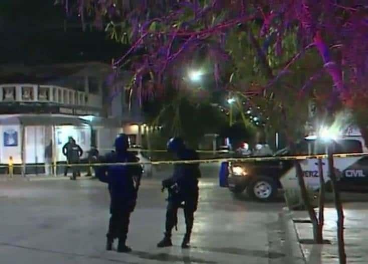 Sobrevive a balazos afuera de un depósito en Monterrey