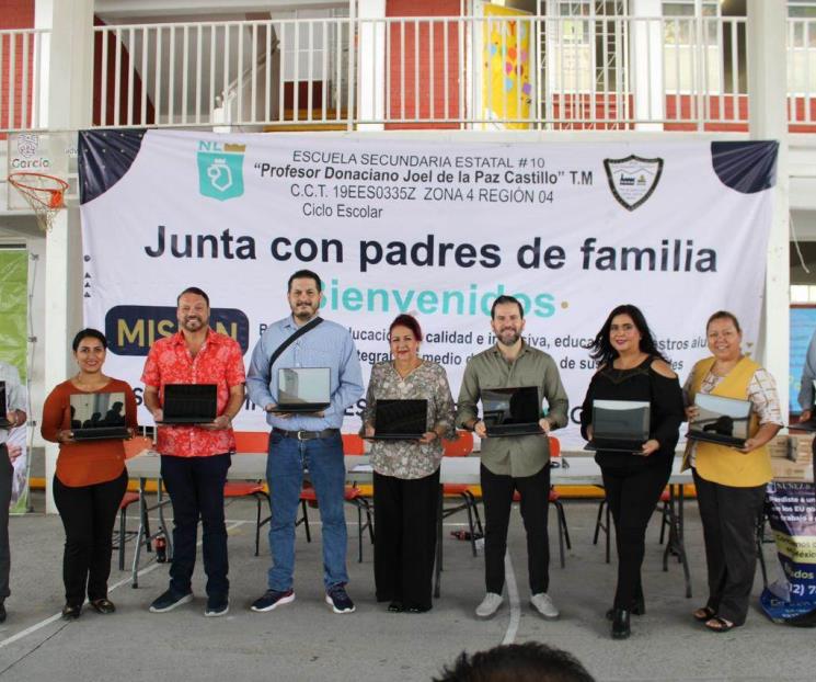 Entrega diputado Raúl Lozano 50 computadoras a tres escuelas