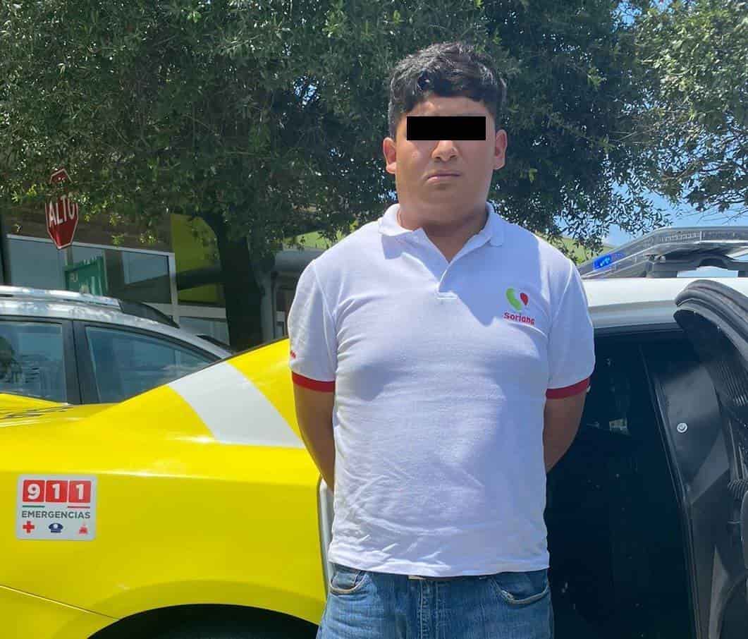 Luego ser acusado por una compañera de trabajado de haberle tomado fotografías cuando estaba en el sanitario, un hombre fue detenido por elementos de Seguridad y Protección a la Ciudadanía de Monterrey, en la Colonia Cumbres Campanario, al norponiente de la ciudad.