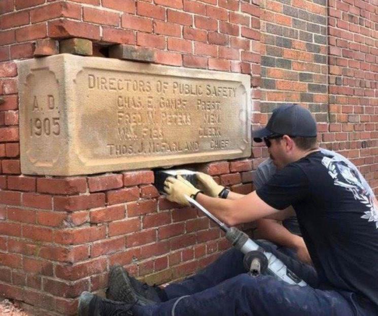 Bomberos hallan cápsula del tiempo de hace 118 años en Ohio Bomberos hallan cápsula del tiempo de hace 118 años en Ohio
