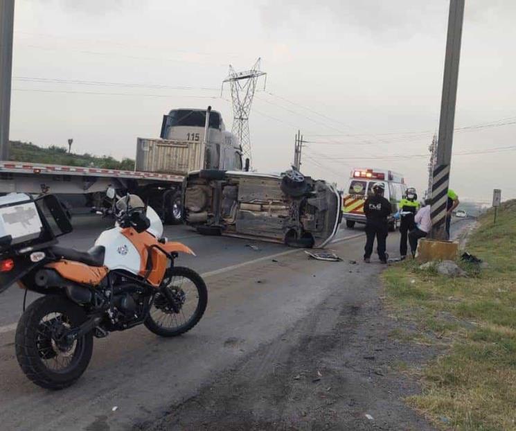 Vuelca en su auto y sale herido