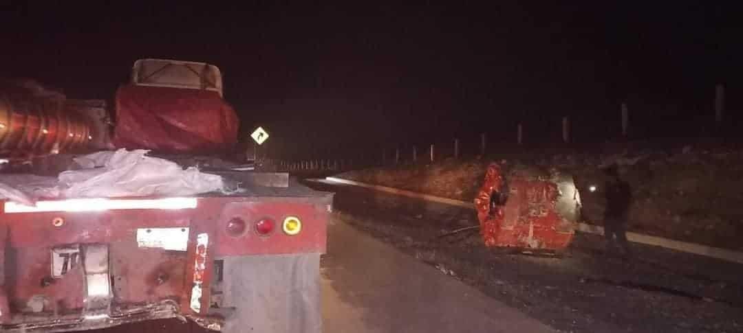Chocan tráileres; hay dos heridos