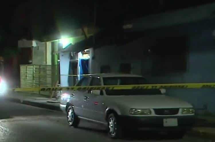 Luego de chocar con su auto diversos vehículos estacionados tras ser perseguido por vecinos, un hombre fue sometido y entregado a elementos de Seguridad Pública, en el municipio de Benito Juárez