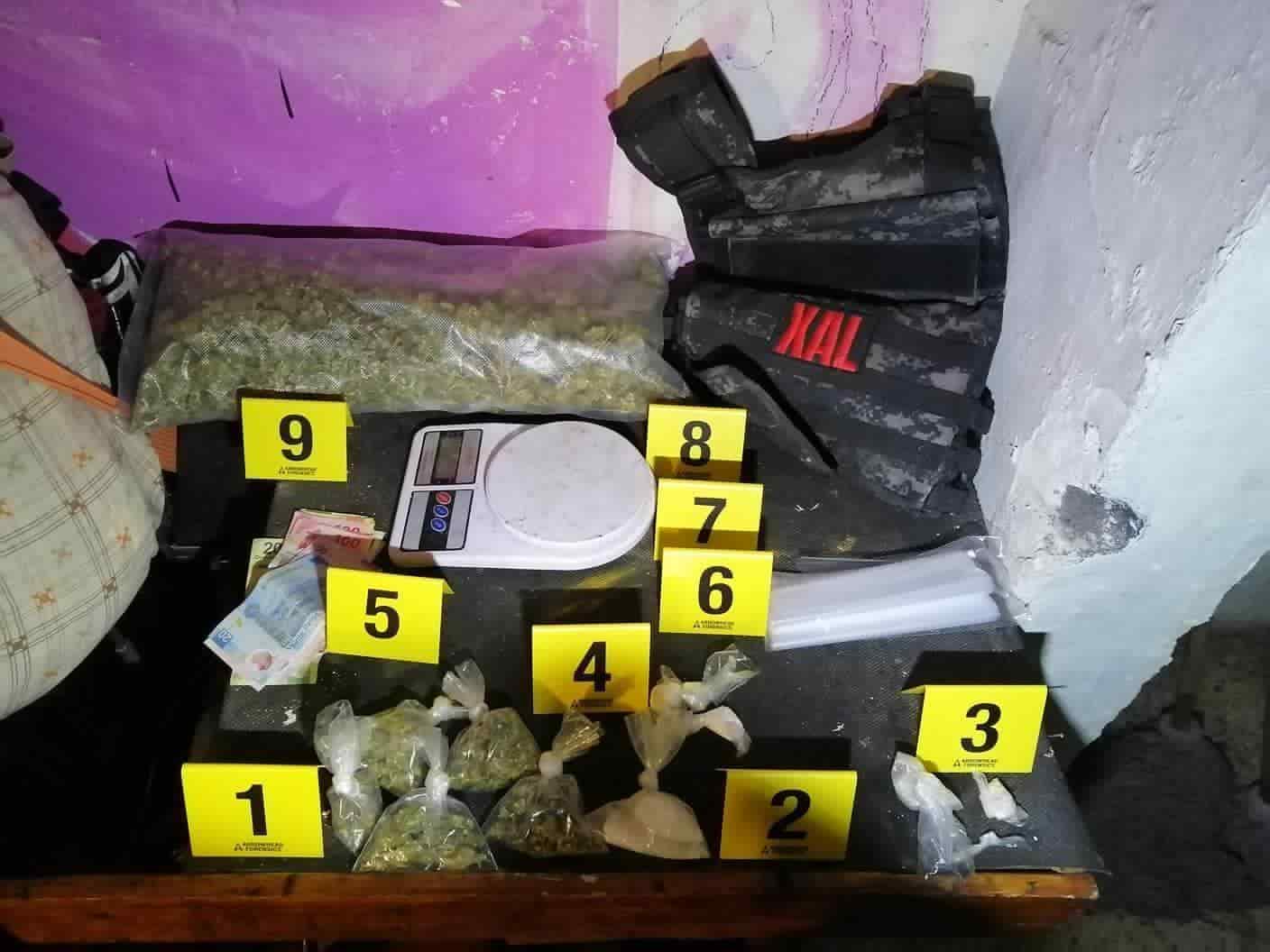 En tres cateos realizados por el Centro de líneas de Investigación preliminares especializado en narcomenudeo y casos de alto impacto en los municipios de Monterrey y Guadalupe, se detuvo a cuatro hombres y una mujer, así mismo se aseguró droga