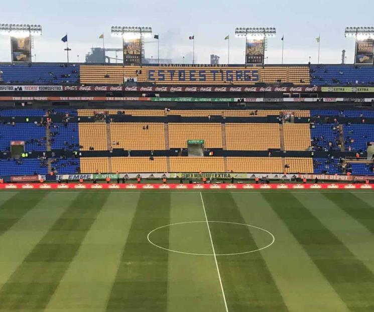 Dan mantenimiento a la cancha del Uni Dan mantenimiento a la cancha del Uni