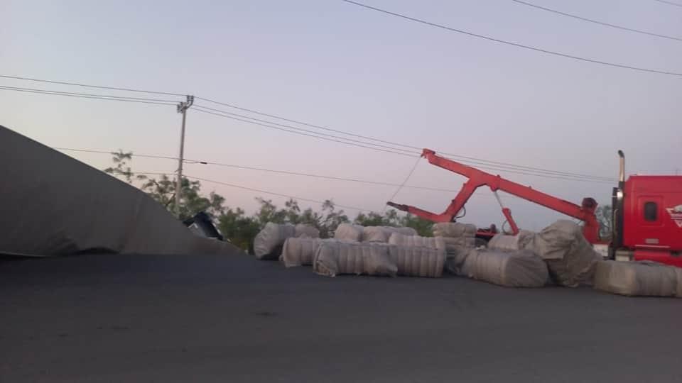 Vuelca tráiler en Salinas