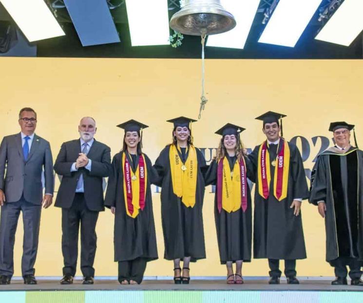 Convoca a graduados a “escribir sus propias recetas”