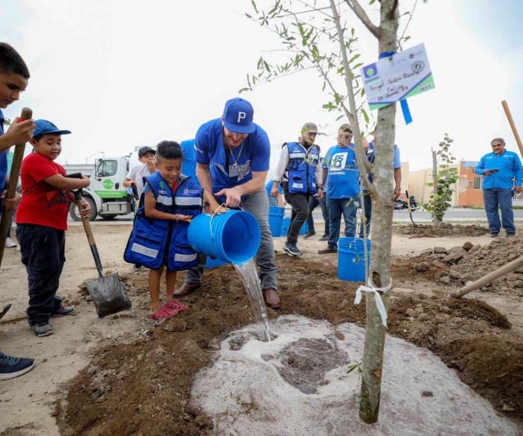Sigue alcalde de Pesquería sembrando árboles nativos
