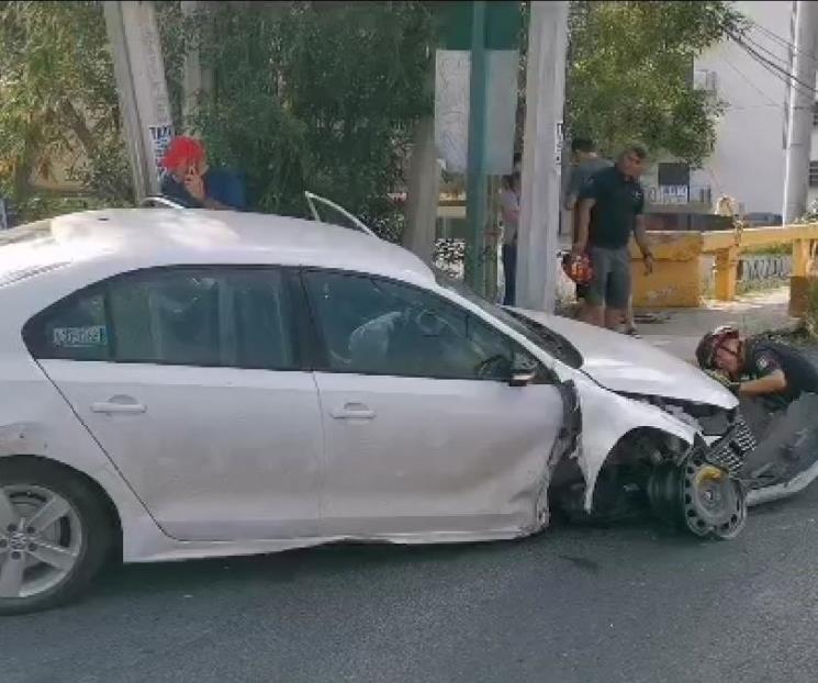 Se estrella conductor en Revolución