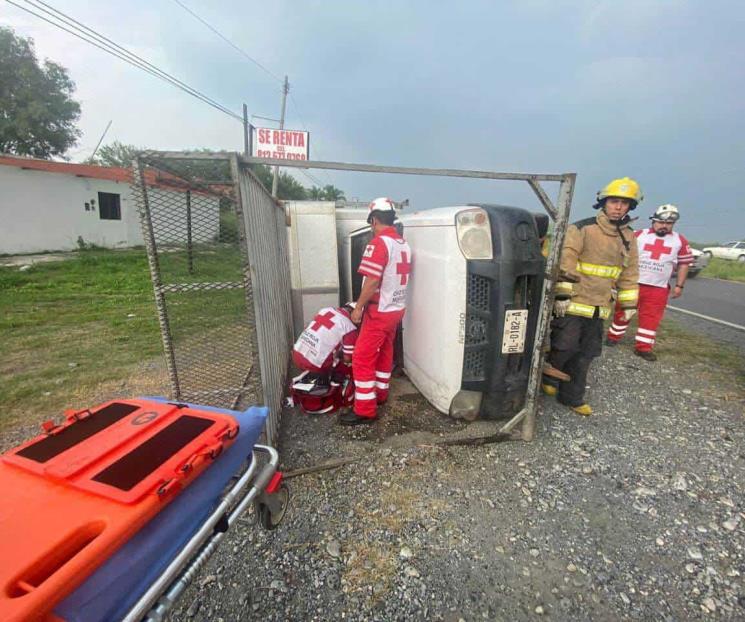 Vuelca y queda atrapado