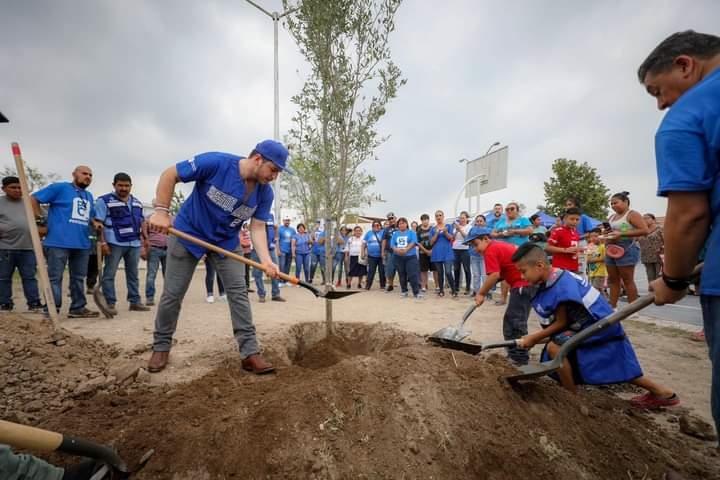 Inicia “Pato” Lozano reforestación de plazas públicas