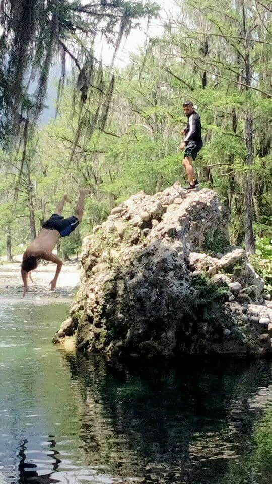Un menor que se divertía con su familia en la zona del Rio Ramos, en el municipio de Allende, terminó con lesiones de consideración, al caer de una altura de dos metros