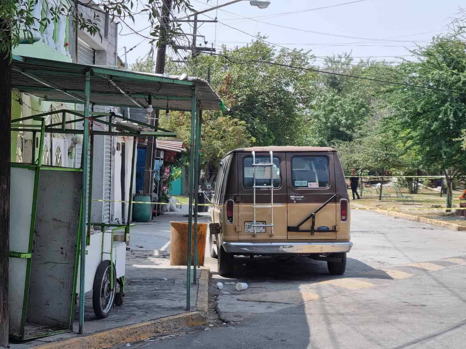 En el momento en que llegaba a su domicilio, un hombre fue ejecutado de al menos cuatro balazos en la espalda por hombres armados, ayer en la Colonia Progreso, Monterrey