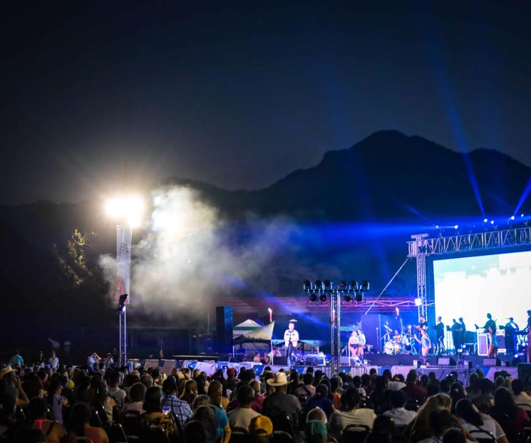 Festejan en Santiago a papá y mamá con concierto y rifas