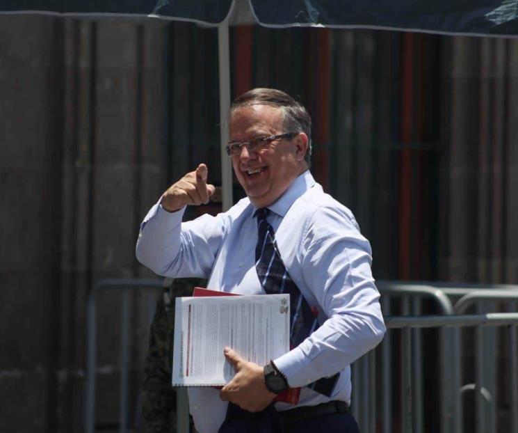 Ebrard llega a Palacio Nacional para entregar su renuncia