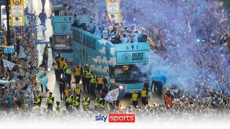 Festeja el City ante miles de fans