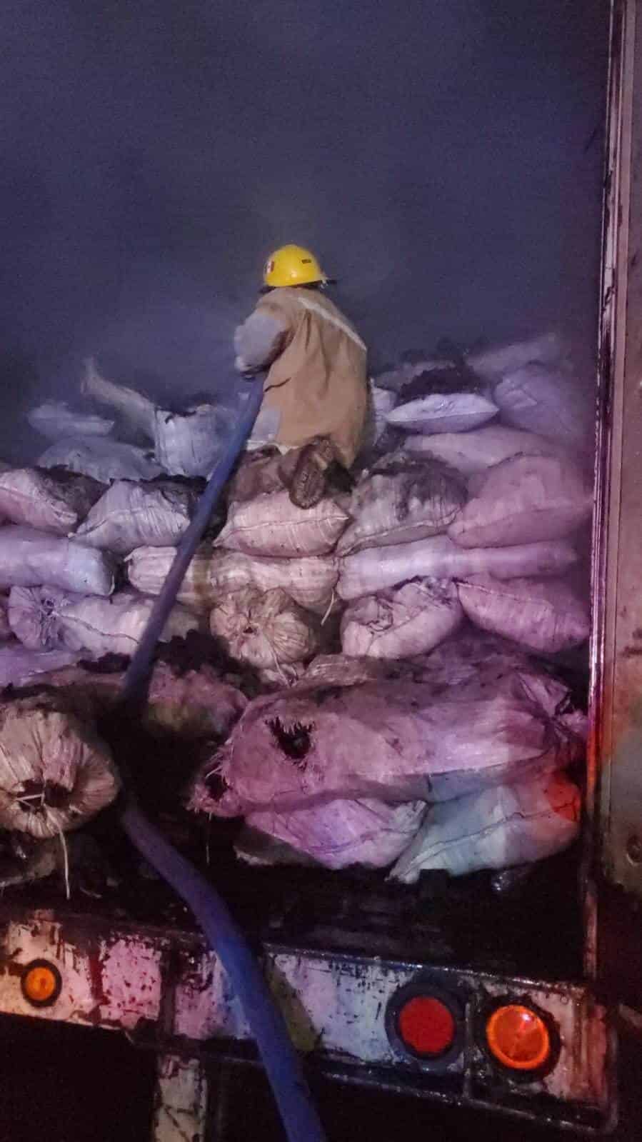 Una intensa movilización de los puestos de socorro, se registró en el municipio de Allende, al incendiarse un camión cargado con varias toneladas de carbón