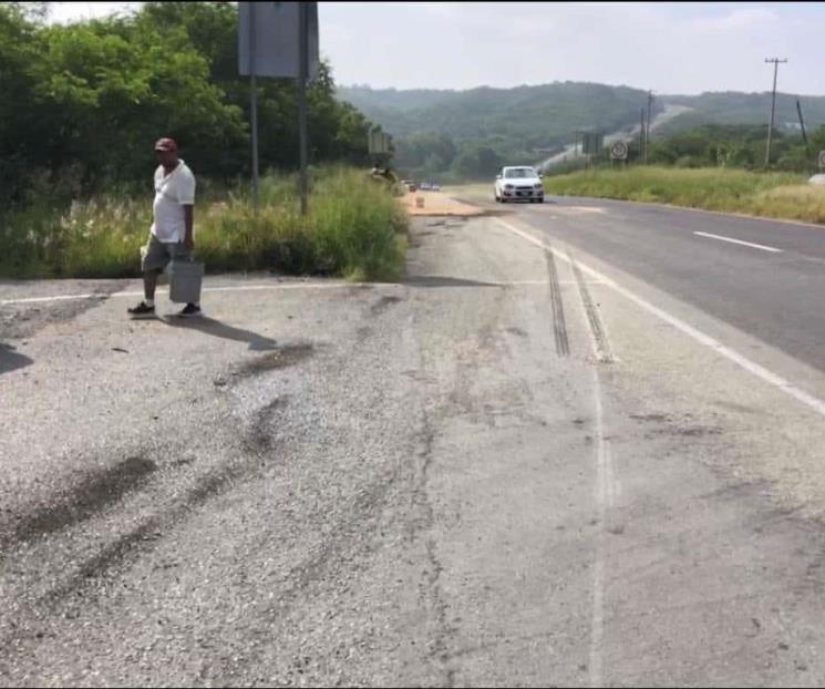 Riega tráiler sorgo sobre Carretera Nacional