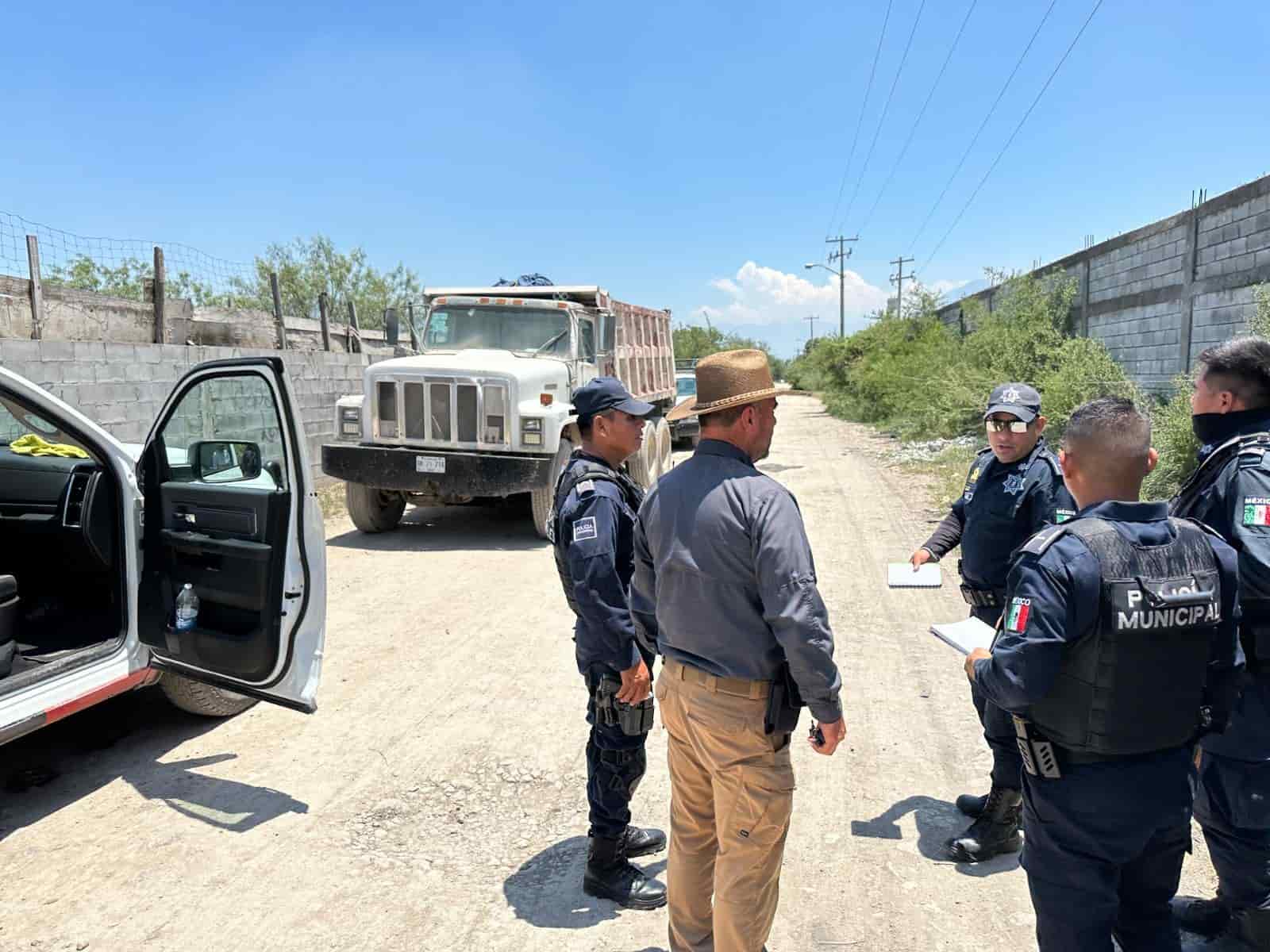 Tras una denuncia ciudadana, dos hombres que tiraron escombro y tierra a un arroyo, fueron detenidos por personal de la Secretaría Ambiental y Policías de Proximidad, el domingo en el municipio de Escobedo.