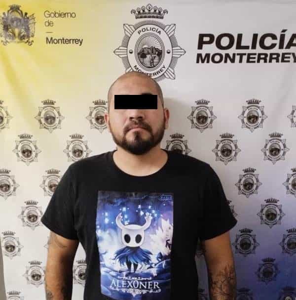 Un hombre que se hacía pasar como empleado del Instituto Mexicano del Seguro Social para ofrecer plazas de trabajo, fue detenido por oficiales de la Secretaría de Seguridad y Protección a la Ciudadanía de Monterrey, por presuntamente amenazar de muerte a una persona que le había entregado dinero a cambio de una plaza laboral en dicha dependencia federal