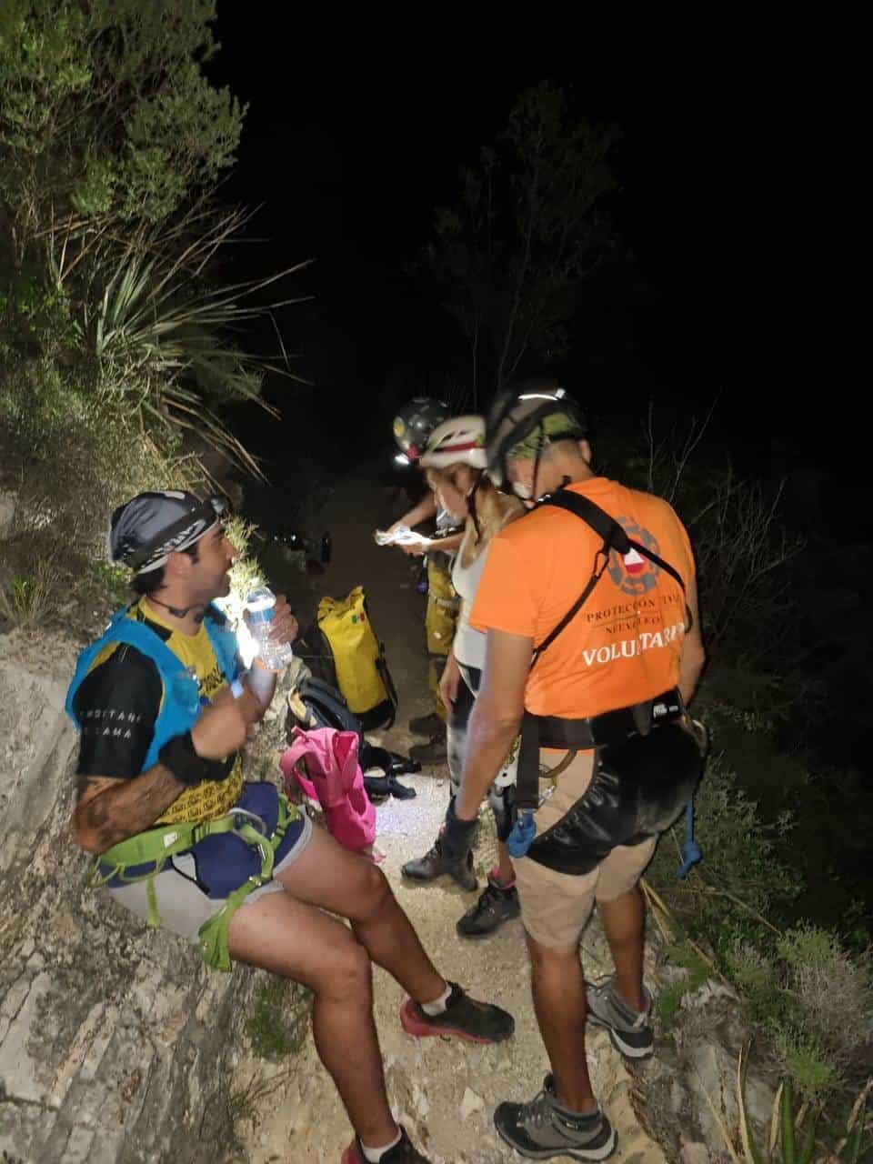 Un senderista que sufrió un resbalón y perdió el camino, fue rescatado por elementos de Protección Civil del Estado, la madrugada de ayer en el Parque Ecológico La Huasteca, municipio de Santa Catarina.