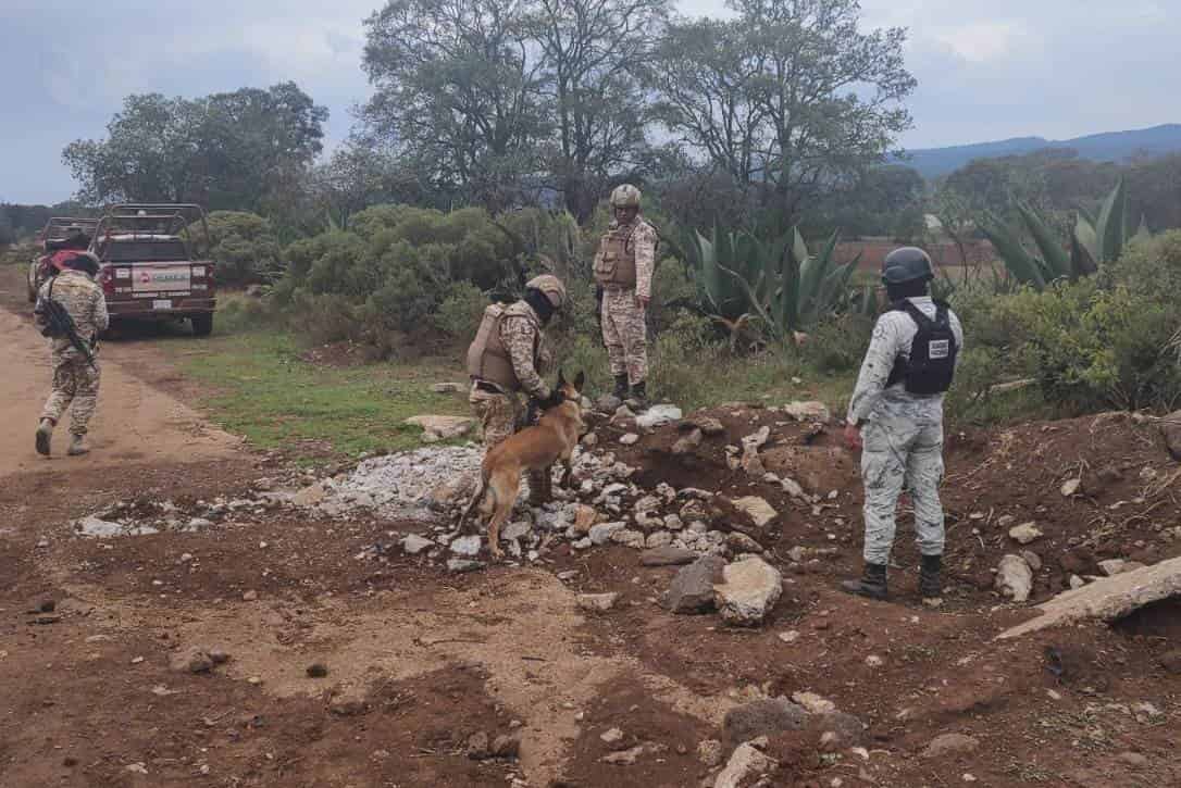 Elementos de la Guardia Nacional, ubicaron una toma clandestina que fue realizada en uno de los ductos de Pemex, para robar el combustible de la empresa federal