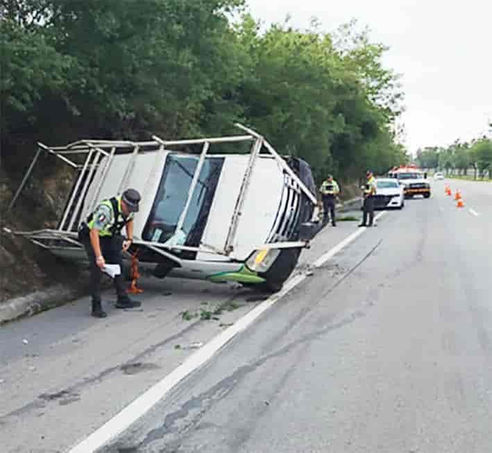 Deja volcadura dos lesionados