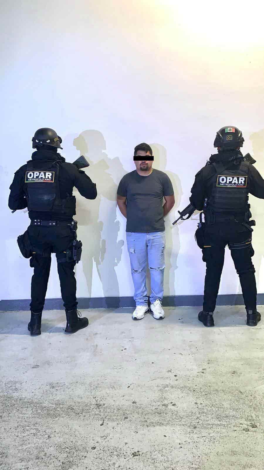 La velocidad con que conducía su camioneta delató a un hombre ante las ante las autoridades,  quienes lo detuvieron asegurando un arma de fuego y droga, en Juárez