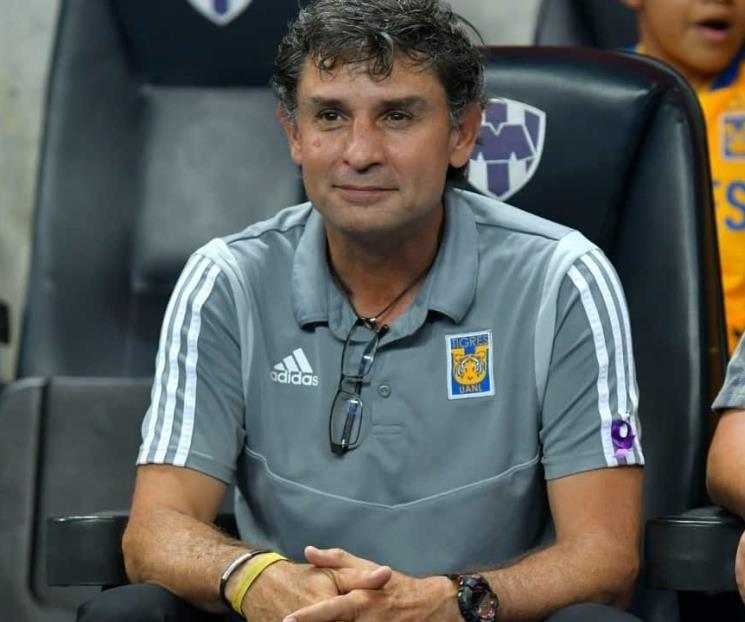 Firma Roberto Medina con el Atlas Femenil