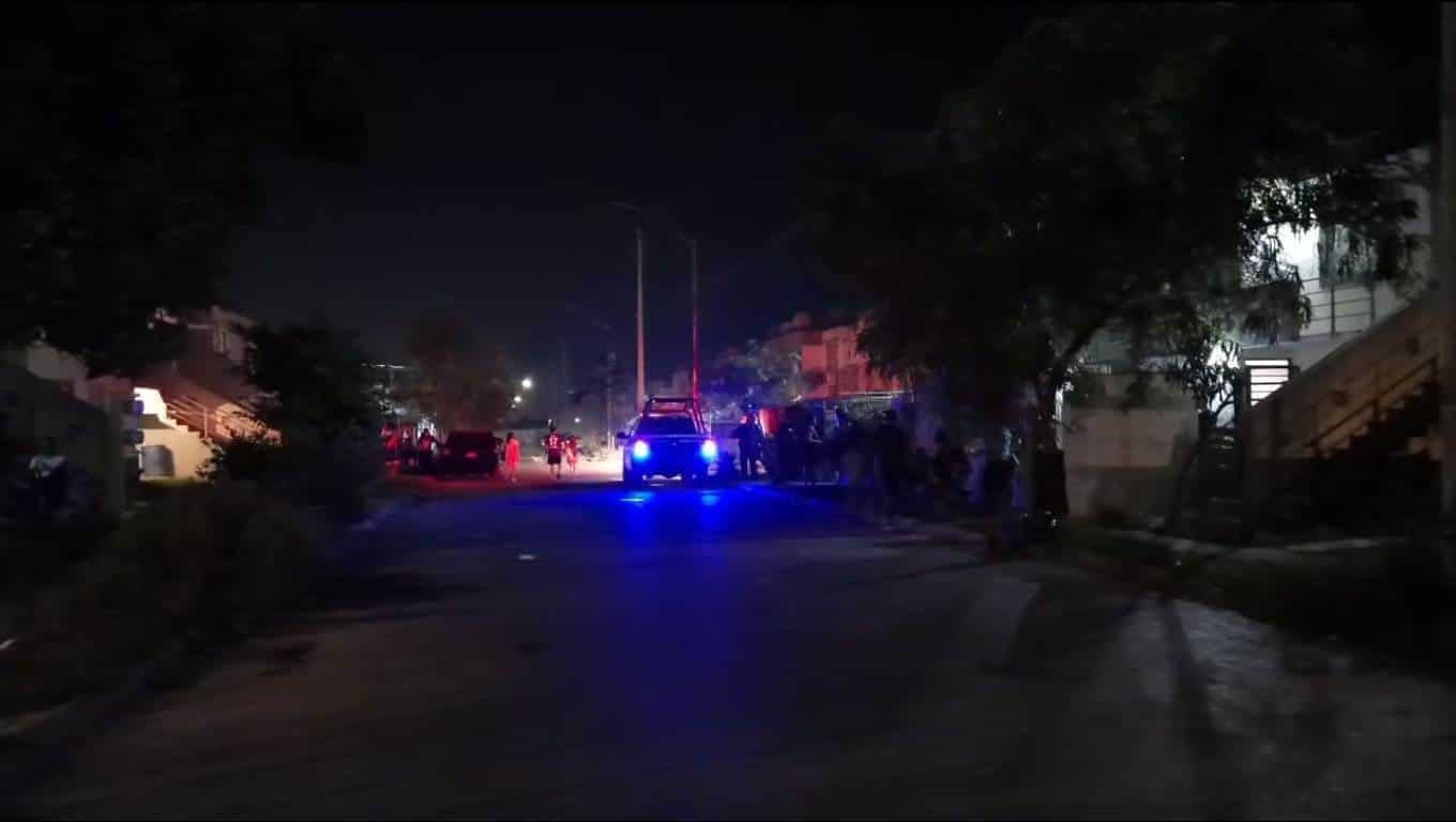 Elementos de la Secretaria de Seguridad Pública de Cadereyta, detuvieron a dos hombres, quienes fueron acusados de amenazar con un arma de fuego a un vecino
