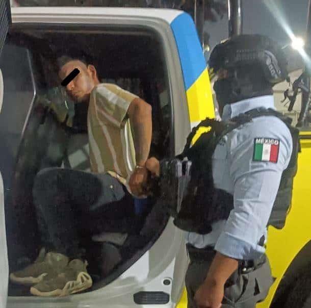 Detienen a peatón con arma de fuego