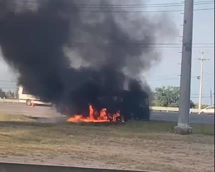 Arde camión en Ciénega
