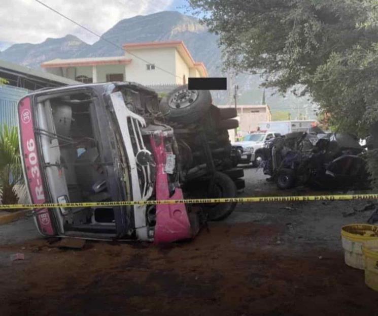 Deja volcadura de camión sin frenos 64 lesionados